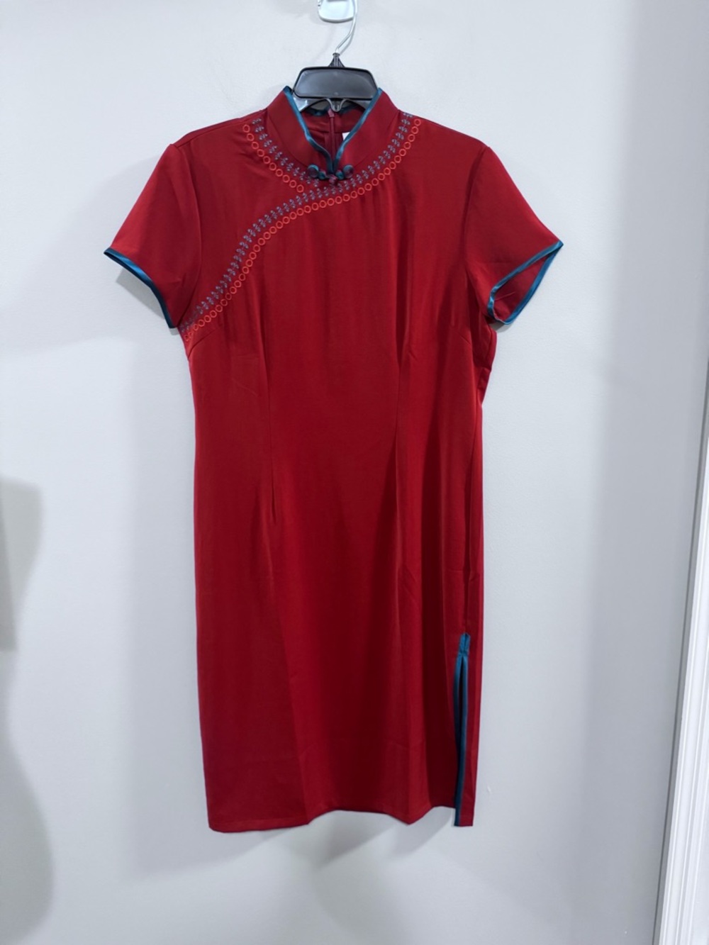 NWT Elegant Red Cheongsam Traditional Chinese Dress with Contrast Trim